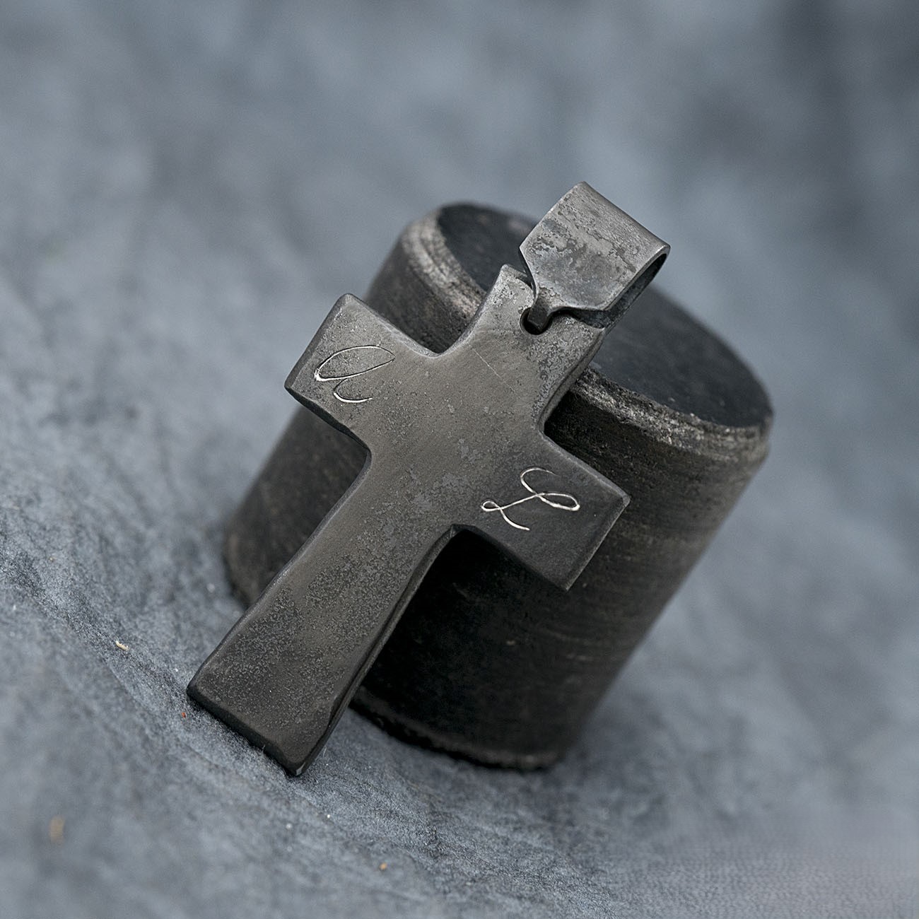 k��ek na krk s&nbsp;monogramem p��v�sek ru�n� vykovan� z&nbsp;chirurgick� oceli