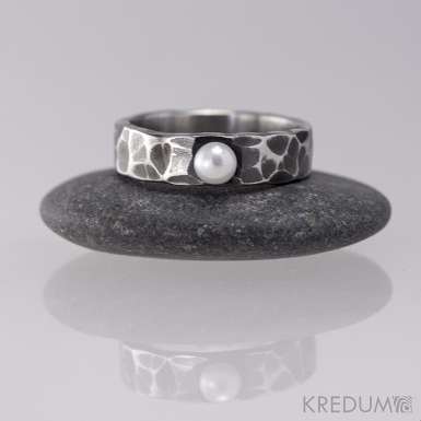 Natura s perlou - zatmavený - kovaný prsten z nerezové oceli