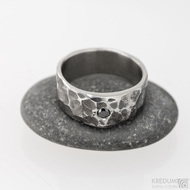 Kovan snubn prsten - Draill s ernm diamantem, vel. 54