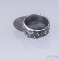 Kovan snubn prsten - Draill s ernm diamantem, vel. 54