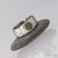 Kovaný nerezový snubní prsten - Klasik Maro a kámen - celková šíře 7 mm