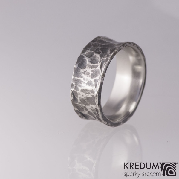 Kovaný nerezový snubní prsten - Rafael tmavý - velikost 65