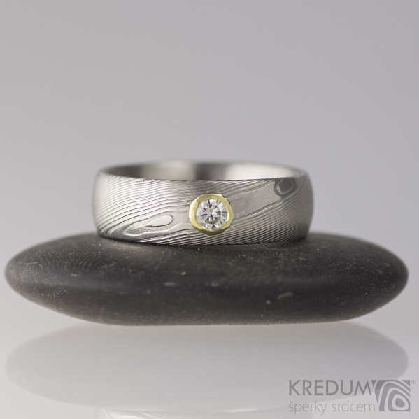 Snubní prsten damasteel dřevo - Prima a moissanite 3 mm ve zlatě - velikost 49