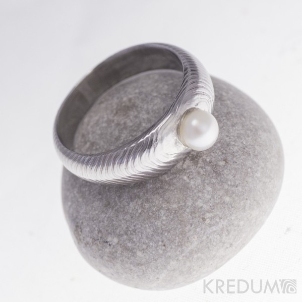 Kovaný prsten damasteel - Liena s pravou perlou - čárky
