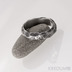 Natura - damasteel čárky, prsten hrubě leptaný, profil půlčočka