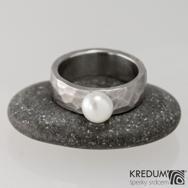 Natura s perlou - matný - kovaný prsten z nerezové oceli