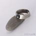 Prsten kovaná nerezová ocel - Draill s černou perlou - matný