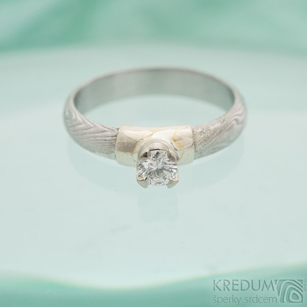 Prima Madame a diamant 4 mm v blm zlat - Kovan zsnubn prsten damasteel - struktura devo, lept 75% svtl, profil A, velikost 55, ka 3,8 mm, tlouka 1,4 mm