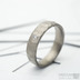 Snubn prsten s diamantem - Raw titan, matn + ir diamamant 2 mm, velikost 56 + vnitn zaoblen, ka 5 mm, tlouka 1,6-1,8 mm - SK3692