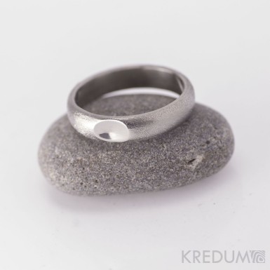 Kovaný nerezový snubní prsten - Klasik s ozdobou - hrubý mat