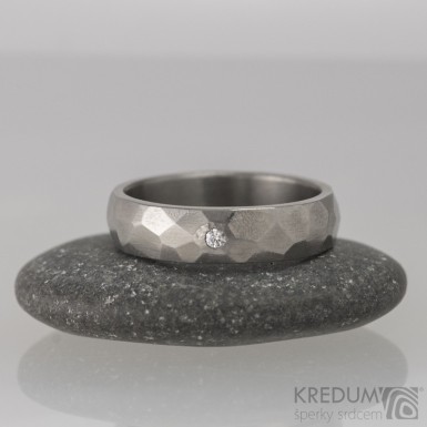 Prsten kovaný - Skalák titan a čirý diamant 1,7 mm