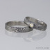 Snubní prsteny damasteel - Prima a moissanite vsazený do lůžka ze zlata