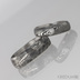 SIONA White a diamant 2 mm - struktura dřevo - Kovaný snubní prsten damateel