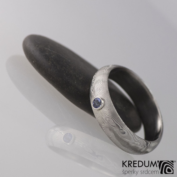 Snubní prsten ocel damasteel - PRIMA a broušený tanzanit ve stříbře, velikost 59