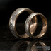 Zlaté snubní prsteny a damasteel - Kasiopea red - čárky