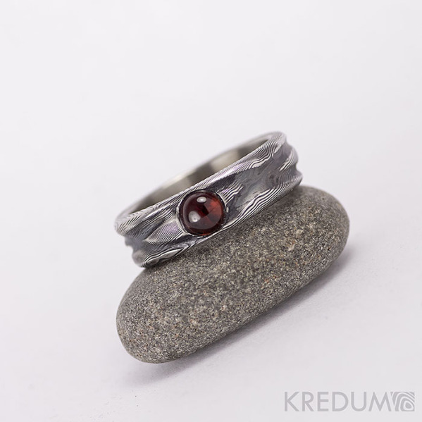 Zásnubní prsten z ocele damsteel - Víla vod a granát - kabošon