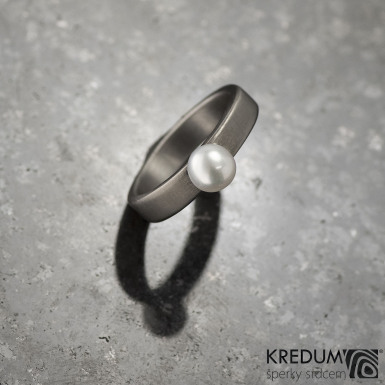 Prima titan a perla - matný - kovaný zásnubní prsten 