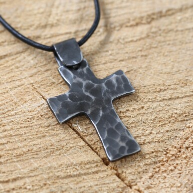 Kovaný křížek se závěsem, zatmavený - Přívěsek z nerezové oceli - CR5829