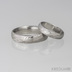 Ručně kované snubní prsteny damasteel - Prima - Prima + diamant 1,5 mm, struktura dřevo, lept světlý střední