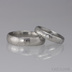 Ručně kované snubní prsteny damasteel - Prima + diamant 1,5 mm, struktura dřevo, lept světlý střední, lesklý