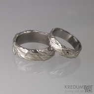 Motaný snubní prsten nerezový - Gordik - vyplněný stříbrem a s nerezovou vložkou