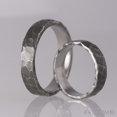 Natura tmavý - kovaný snubní prsten z nerezové oceli