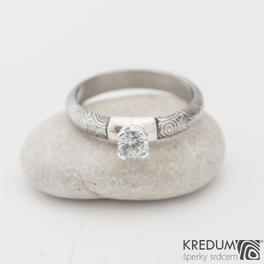 Prima Madame a zirkon v Ag, kolečka - Kovaný zásnubní prsten damasteel, SK1119