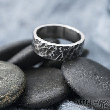 Archeos Glanc - Kovaný nerezový snubní prsten, SK1650 - povrch Archeos a leštěné boky