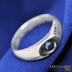 Blueli, kulatý kabošon - safír - Kovaný prsten damasteel - dřevo světlé