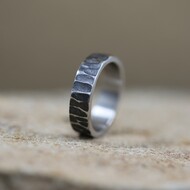 Raw tmavý - kovaný snubní prsten z nerezové oceli
