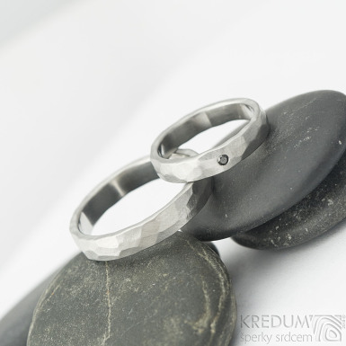 Natura a černý diamant 1,7 mm - kovaný snubní prsten z nerezové oceli