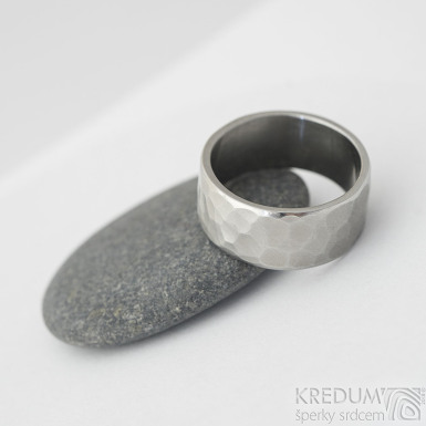 Draill line světlý, matný - velikost 52, šířka 8 mm, tloušťka 1,4 mm - Kovaný snubní prsten s broušenými boky - SK2240