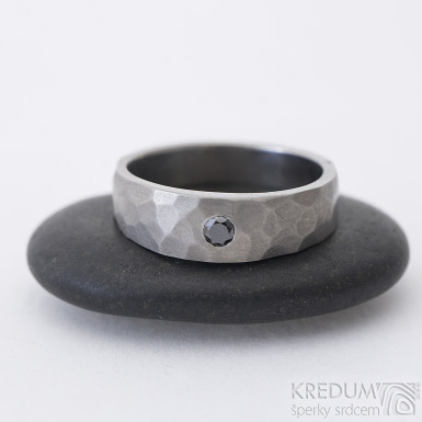 Natura titan matný + Glanc a černý diamant 2,7 mm - kovaný snubní prsten