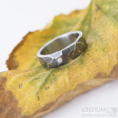 Natura a čirý diamant 1,7 mm - zatmavený - kovaný snubní prsten z nerezové oceli