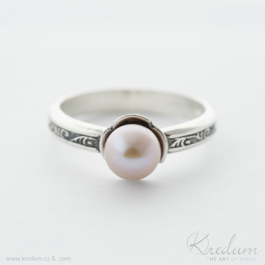 Retro 3 Flóra stříbro s patinou a růžovou perlou - stříbrný prsten - SK4456