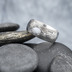 Zsnubn prsten s oplem ve tvaru ovlu - Rock damasteel, struktura devo, lept tmav hrub, profil B+CF - vel. 60, ka 8 mm - et 1669