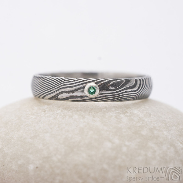 Zsnubn prsten se smaragdem - Prima damasteel a smaragd vsazen do stbra, struktura devo, lept tmav hrub, profil B, velikost 59,5, ka 4 mm - ET 2002