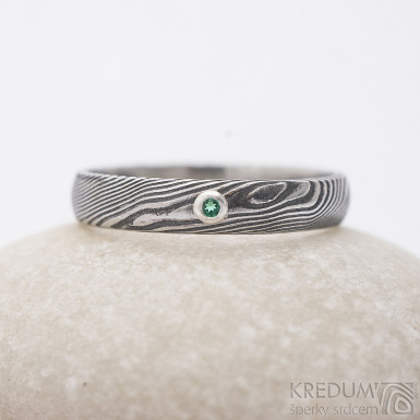 Prima damasteel a broušený smaragd, safír nebo rubín 2 mm vsazený do stříbra - vzor dřevo - kovaný snubní prsten z nerezové oceli 