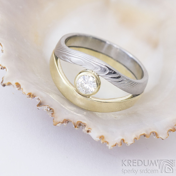 Gemini stone - zlat a damasteelov zsnubn / snubn prsten a moissanite 4 mm