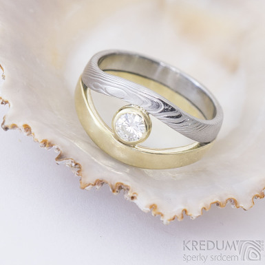 Gemini stone - zlat a damasteelov zsnubn / snubn prsten a moissanite 4 mm