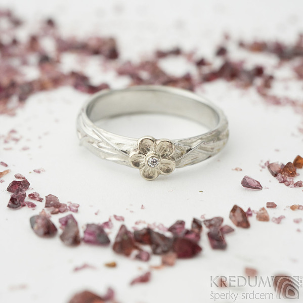Goridk flower s kytičkou z bílého zlata a diamant 1,5 mm - velikost 59, šířka 4 mm - Motaný zásnubní prsten - k 2394