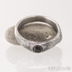 Kovaný zásnubní prsten damasteel - GRADA a granát s přírodním povrchem, struktura kolečka, lept 100%, zatmavený