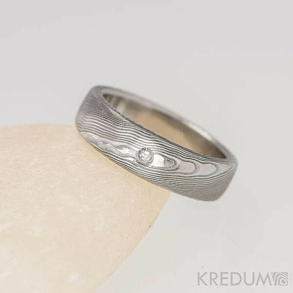 Zásnubní prsten s diamantem - Prima damasteel, struktura dřevo, lept světlý střední + diamant čirý 1,5 mm, vel. 48, šířka 5 mm, profil B