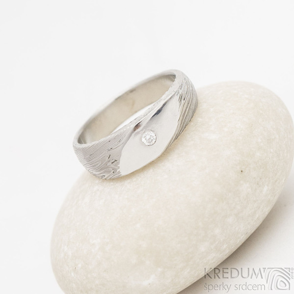 Intimity slim, zsnubn prsten damasteel, struktura voda, lept 50%, velikost 53 a diamant 2 mm - produkt SK2528