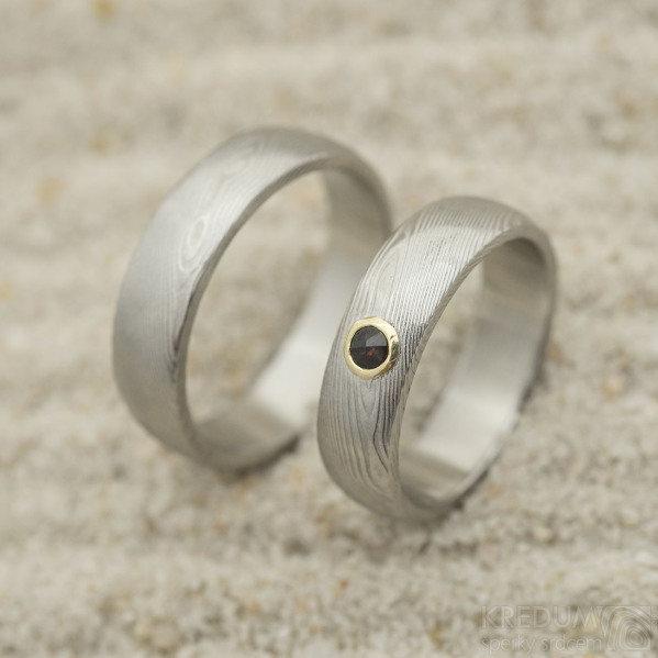 Snubní prsteny damasteel - Prima a broušený granát 3 mm vsazený do zlata, vel. 61, šířka 6 mm, tloušťka 2 mm, struktura dřevo, lept světlý střední, profil B - k 3489