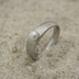 Zásnubní prsten s bílou perlou - Siona damasteel, struktura dřevo, lept světlý jemný, profil B+CF - vel. 52, šířka hlavy 4,5 mm, do dlaně 3-3,5 mm - k 3555