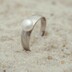 Zásnubní prsten s perlou - Siona damasteel a pravá říční perla, struktura voda, lept světlý střední - vel. 57, šířka 5 mm hlava, do dlaně 3 mm - k 3748