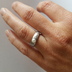 Zásnubní prsten s perlou - Siona damasteel, struktura voda, lept světlý jemný, profil A+CF - vel. 51, šířka hlava 5 mm, do dlaně 3,5 mm, pravá říční perla cca 3,5 mm, zapuštěná - k 6151