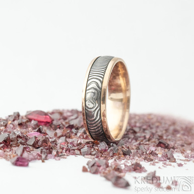 Kasiopea red - čárky - Zlaté snubní prsteny a damasteel 