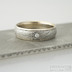 Kasiopea white a čirý diamant 2 mm, voda - 60, šířka 6 mm, okraje 2x0,75 mm, D - Damasteel snubní prsten a zlato
